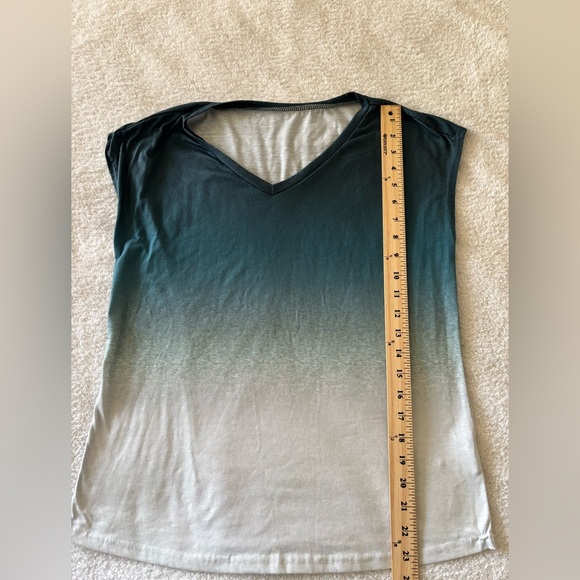 Gradient Teal and White Women's Top Size Medium - Picture 6 of 10